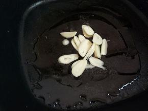 再下蒜片小火煸香