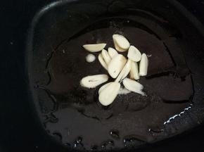 再下蒜片小火煸香