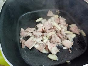 下肉片翻炒，烹入料酒。