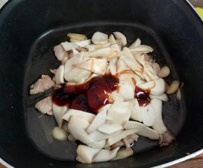 下杏鲍菇，生抽，蚝油炒匀。