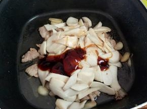 下杏鲍菇，生抽，蚝油炒匀。