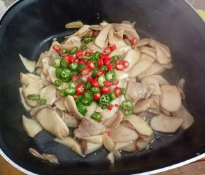 最后加入青红椒圈即可