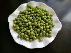 准备豌豆，洗净。