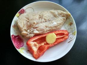鸡胸肉提前从冰箱拿出解冻，准备红椒，生姜，洗净。