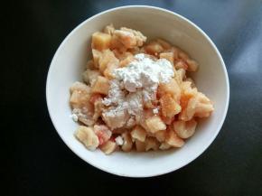 放料酒，盐，老抽，淀粉，拌匀。