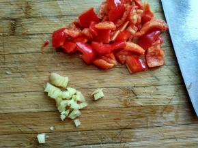 红椒切小片，生姜切丁。