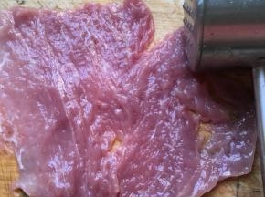 用锤子把肉敲松