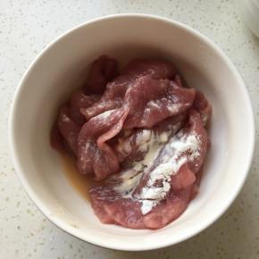 猪排放盐、料酒、淀粉和胡椒粉搅拌均匀腌一小时