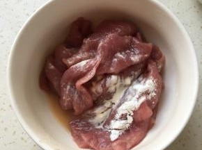 猪排放盐、料酒、淀粉和胡椒粉搅拌均匀腌一小时