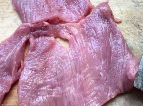 猪里脊削成大薄片