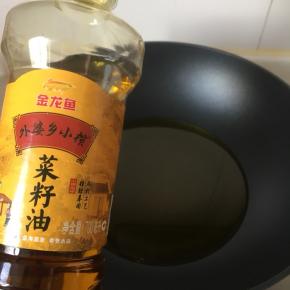 锅中放300毫升外婆乡菜籽油