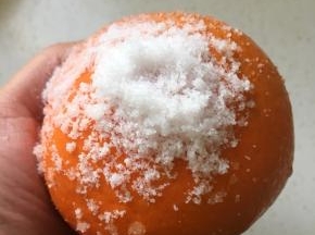 橙子表皮用盐清洗干净