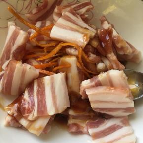 加入盐、生抽、老抽、糖、蚝油、香油