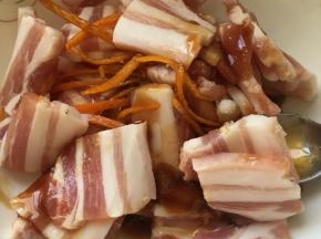 加入盐、生抽、老抽、糖、蚝油、香油