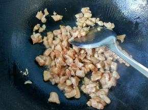 放鸡丁，炒熟，盛出。