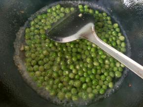 将豌豆放入锅内，加半碗清水，盖上锅盖煮一会。