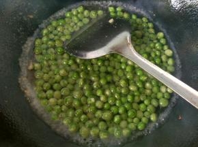 将豌豆放入锅内，加半碗清水，盖上锅盖煮一会。