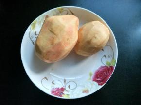 红薯去皮洗净。