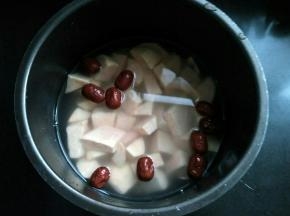 倒入电压力锅中，洗净，加适量的水。