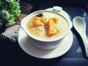 电压力锅提示音响了，粥煮好了，可以美美的享用了。