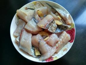 准备鱼块 ，放盐，料酒，生姜腌制。