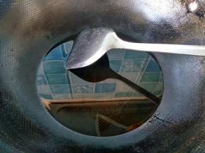 锅内放油，烧八成热。