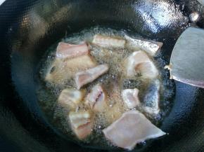 放入鱼块 油炸。