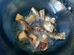 一面炸的焦黄后翻面。