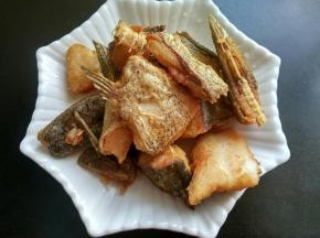 将鱼块捞出。