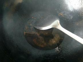 锅内留底油，放白糖，小火炒化。