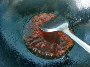 放番茄酱，陈醋，炒匀。