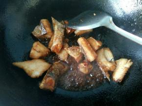 倒入鱼块，翻炒。