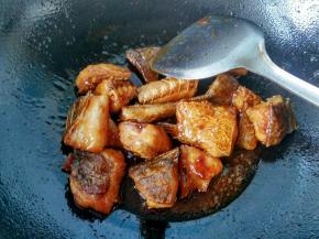 每一块鱼肉均匀的沾上酱汁。