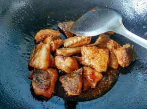 每一块鱼肉均匀的沾上酱汁。