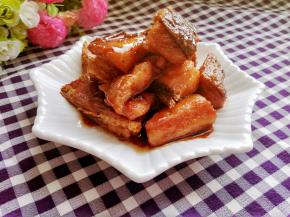 可以出锅了，盛入盘中。鱼肉酥脆，酸甜可口，美味极啦！。