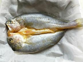 去掉包装，将黄花鱼清洗干净，淋干水份。放在垫有油纸的烤盘中。