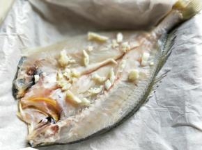 放入切碎的蒜。