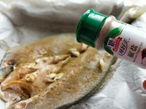 黄花鱼两面再撒上椒盐粉。