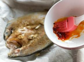 刷上自制油辣子。