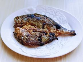 将烤箱的鱼戴上隔热手套取出。