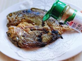 趁热再撒上孜然粉。