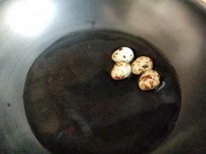 将鹌鹑蛋洗干净后煮熟。