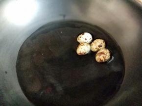 将鹌鹑蛋洗干净后煮熟。