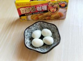 煮熟的播出到剥皮备用。