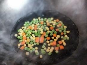 玉米粒，胡萝卜丁，豌豆焯水，水开后加入再次烧开1分钟捞出，淋干水份。