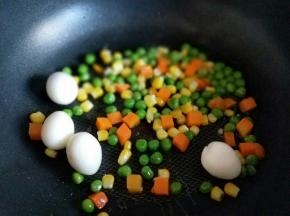 加入煮熟的鹌鹑蛋。