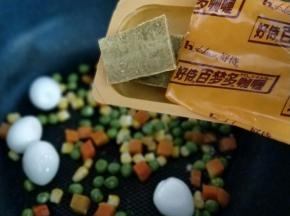 再加入咖喱块。