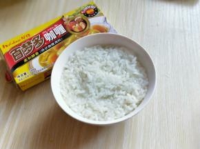 米饭装入碗中，用铲子用力压紧。