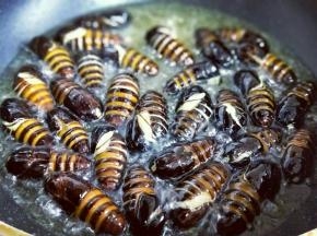 中火炸，适当的摇晃锅，避免焦糊。