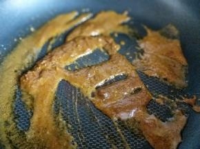 小火至咖喱融化。